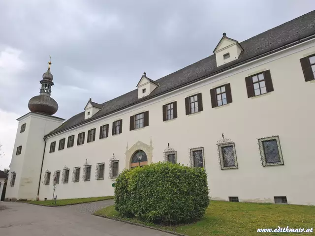 Was ist das für ein Gebäude? Gehört es zum Schloss? Ist es ein Kloster? Ich weiß es nicht. | Foto: (c) Edith Mair