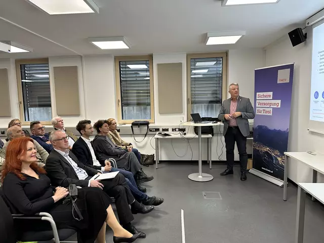 TINETZ-Geschäftsführer Thomas Rieder gibt einen Einblick in aktuelle Projekte zur Modernisierung der Stromnetzinfrastruktur. | Foto: Tiroler Wirtschaftsbund