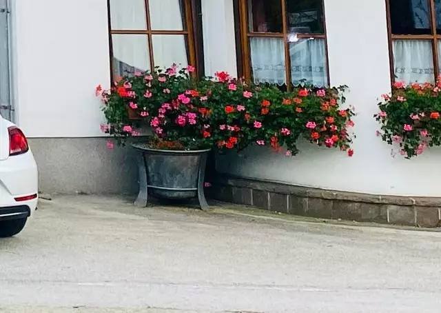 In Breitenbach am Inn wurde am 31. März 2025 abends ein 70 cm großer, 20 kg schwerer Kupferbottich aus einem Garten gestohlen. Die Polizei sucht Zeugen. | Foto: Zoom.Tirol