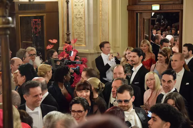 Zum dritten Mal gab es am Opernball einen Solidaritätsaufschlag.  | Foto: Patricia Hillinger