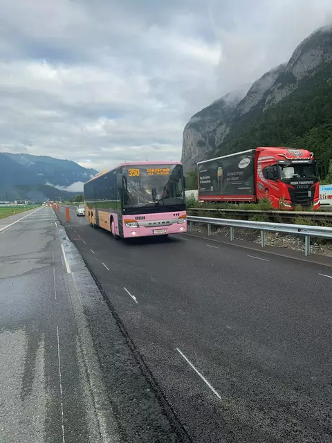 Während der Sanierungsarbeiten auf der Inntalautobahn gab es den Testbetrieb einer eigenen Öffi-Spur. Nun folgt der nächste Schritt.  | Foto: ASFINAG