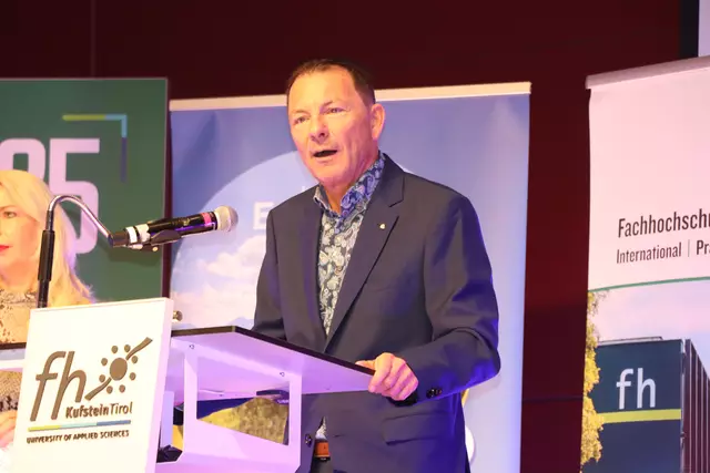 Der Geschäftsführer der FH Kufstein, Thomas Madritsch, betonte, dass es seit nunmehr 28 Jahren das Ziel der FH sei, junge Menschen auf zukünftige Herausforderungen vorzubereiten.  | Foto: Nimpf