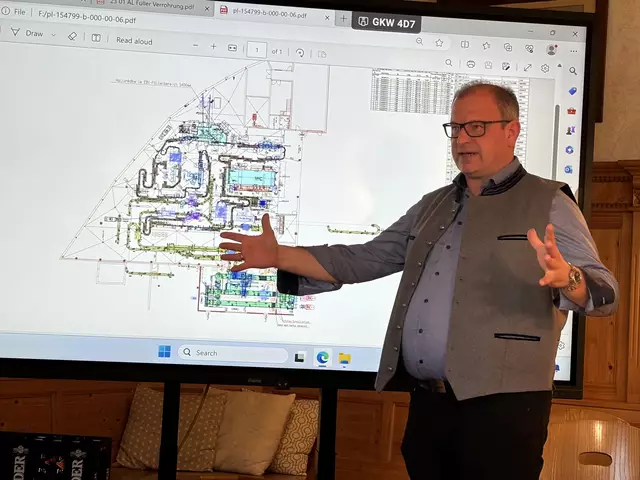 Josef Niklas erklärt nie neue Flaschenabfüllanlage. | Foto: MeinBezirk Ried/Wiesbauer