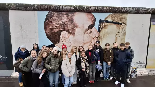 Die Brucker Schülerinnen und Schüler vor einem der wohl berühmtesten Sehenswürdigkeiten in Berlin. | Foto: D'Alessandro