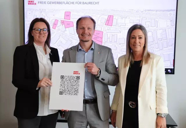 Die Stadt Innsbruck sucht passende Projekte für freie Gewerbeflächen: Im Bild: Bürgermeister Johannes Anzengruber, Stadträtin Mariella Lutz (r.) und Patricia Walser (Referat Immobilien, li.)

  | Foto: IKM/K.Rudig