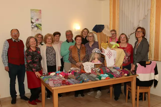 Die Teilnehmerinnen mit ÖKB-Obmann Walter Hojas (l.) und Bürgermeister Peter Fließer (6.v.l.)
 | Foto: ÖKB Mooskirchen