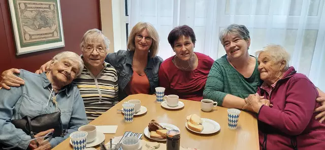 Rund 50 Personen – aus allen Altersschichten – waren zum Generationen-Treffen in Aigen im Ennstal gekommen. | Foto: Verein UNS