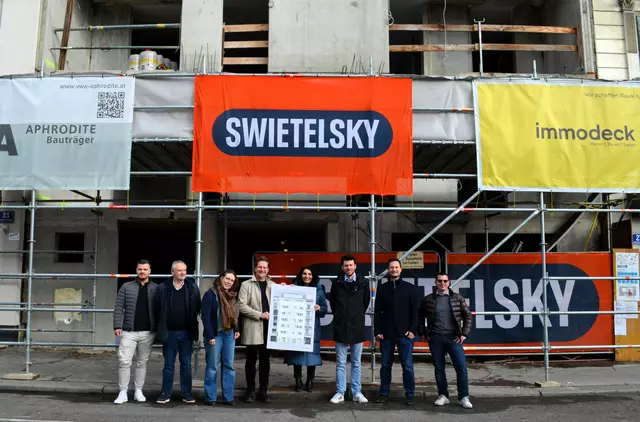 Bezirksvorsteherin Ahmad (5. v. l.), ihr Stellvertreter Sapetschnig (beide SPÖ), Geschäftsführer der Aphrodite Herbert Kurt Wallner, Geschäftsführer der Immodeck Christian Leihsner und Mitarbeiter der zwei Firmen. | Foto: BV 9