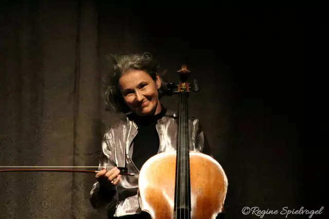 Kürzlich wurde zum Wohnzimmer Konzert "Inner Voice für Cello solo" von und mit Asja Valčić in die Vereinsmeierei geladen.