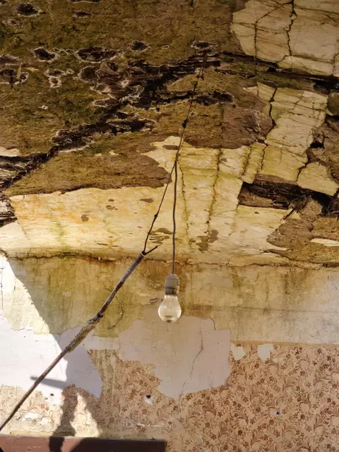 Die Glühlampe hält sich noch immer wacker an der Restdecke. | Foto: Julia Winkler