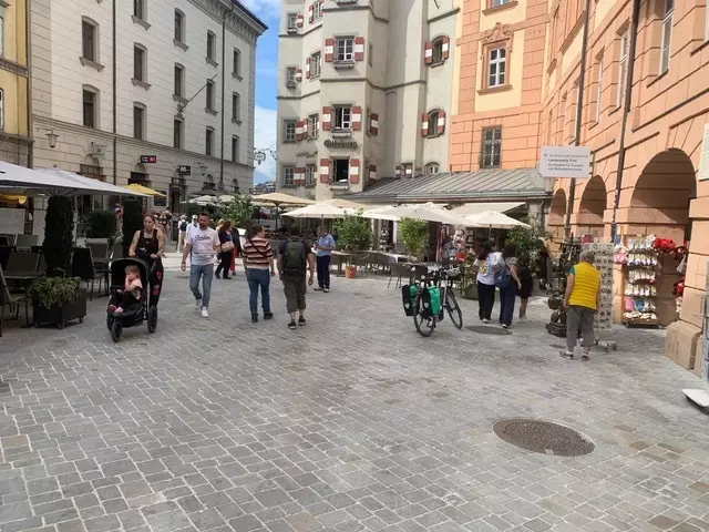Gastgärten in der Altstadt tragen zur Belebung bei, aber nicht jeder ist über den Entwicklung erfreut. Eigentlich gibt es strenge Regelungen für die Gastgärten. | Foto: Bloder