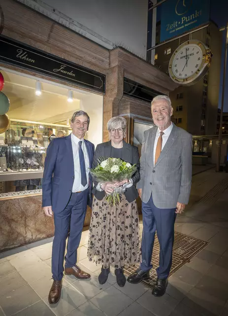 Robert und Elisabeth Zenz mit Bürgermeister Klaus Schneeberger bei der Eröffnung. | Foto: Stadt Wiener Neustadt/Weller