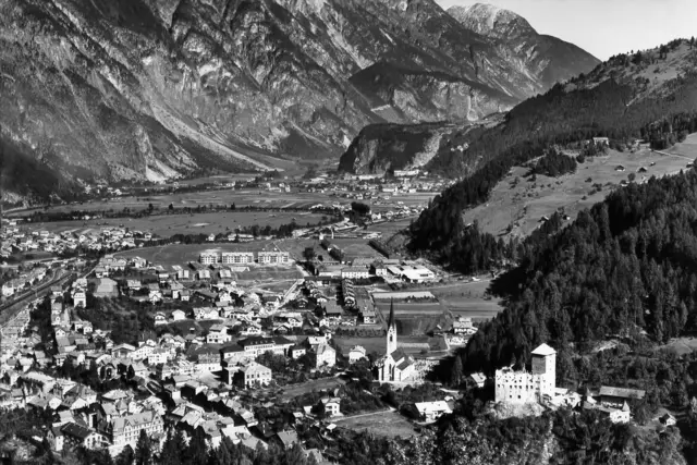 Bild 1: Landeck im Jahr 1959. Auf der Öd sind noch Baracken zu sehen und die ersten Gemeindwohnbauten der Salurnerstraße. Rechts davon die Kaserne. | Foto: © by Ing. Günter Kramarcsik mit Genehmigung von Erwin Weiss