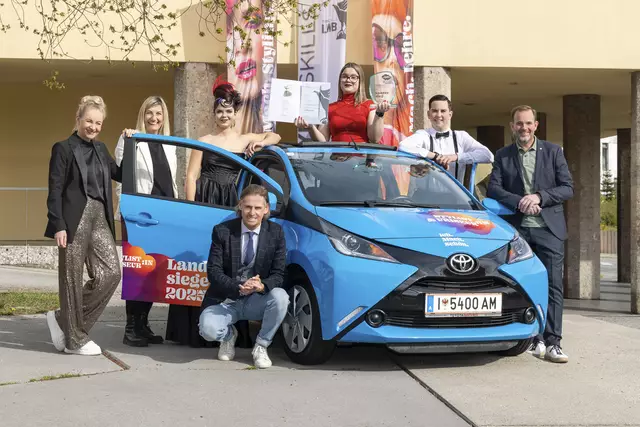 Angelina Rainer (3.v.r.) holte sich den Landessieg beim TyrolSkills-Lehrlingswettbewerb der Friseure 2025. | Foto: WK Tirol