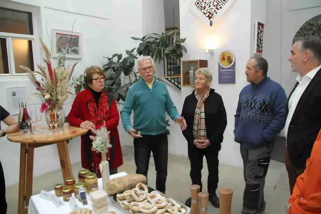 Beim Smalltalk blickt man zuversichtlich in die neue Bauernmarkt-Saison. Rainer Lichtenecker - Honigproduzent aus Goberling - würde sich wünschen, dass die Markt-Besucher vermehrt auf Qualitätsprodukte aus der Region greifen. Billig- und verpantschte Honigprodukte überschwemmen leider die Märkte -aber um 6 Euro kann niemand ein Kilo Qualitätshonig produzieren.  | Foto: Peter Seper