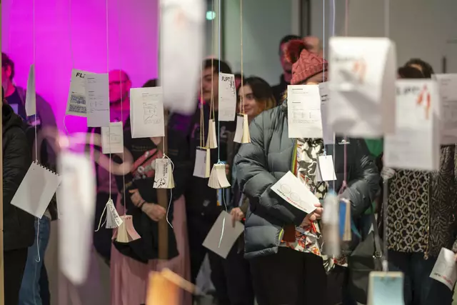 Die Ausstellung am FH OÖ Campus Hagenberg zeigt rund 40 kreative Daumenkinos – von handgezeichnet bis KI-generiert, darunter auch Arbeiten von FH-Studierenden. | Foto: FLIPT!