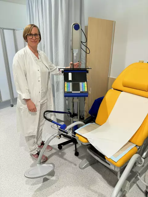 Primaria Pavelka mit dem Gerät zur urodynamischen Untersuchung. | Foto: Gesundheit Burgenland