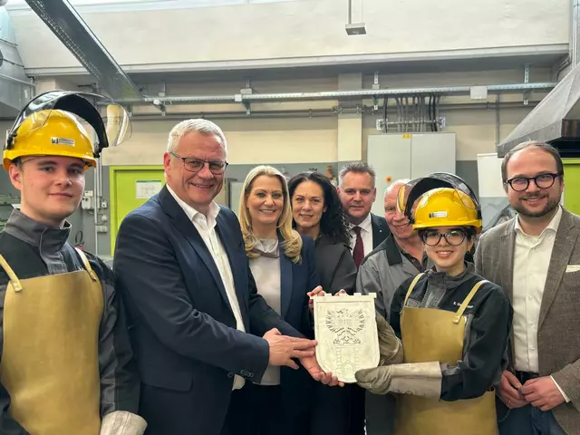 Leon Köppel, Bürgermeister Thomas Steiner, Bildungslandesrätin Daniela Winkler, Vizebürgermeisterin Charlotte Toth-Kanyak, Direktor Thomas Schober, Karl Mally, Elisabeth Deutschmann und Vizebürgermeister Istvan Deli | Foto: Lisa-Marie Zehetbauer