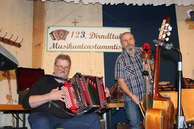 Karl Kendler aus Tradigist und Robert Schillinger mit seiner Teufelsgeige