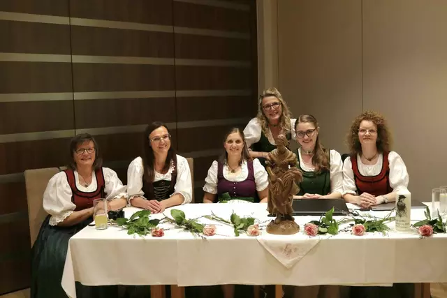 Der Vorstand - v.l. Kocher Gerti, Neumann Martina, Steinwender Ursula, Obfrau Macheiner Elisabeth, Lintschinger Lisa und  Kocher Beate