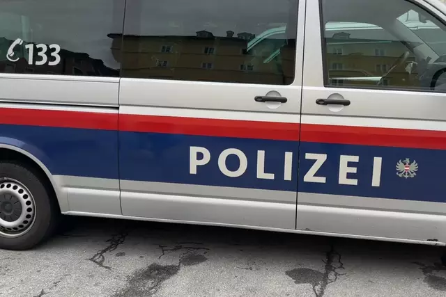 Am Dienstag am frühen Abend kam es auf dem Puelacherweg in Telfs zu einem Frontalzusammenstoß zwischen zwei Autos. In Folge war ein unfallbeteiligtes Fahrzeug einen Hang hinuntergestürzt.  | Foto: SKN (Symbolbild)