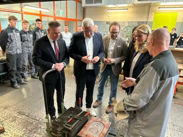 Der Abguss des Stadtwappens als symbolisches Zeichen der Verbundenheit zwischen der Stadt und der Bildungseinrichtung. | Foto: Lisa-Marie Zehetbauer