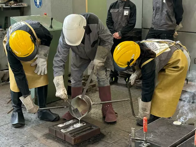 Bei einer Temperatur von 780 Grad wurde das geschmolzene Metall in die Form gegossen, um ein Abbild des Wappens zu schaffen. | Foto: Lisa-Marie Zehetbauer