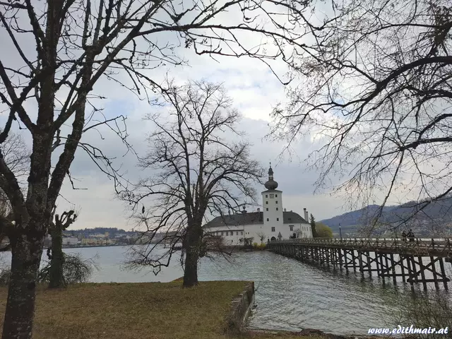 Das Schloss Ort vom Ufer des Traunsees aus fotografiert. | Foto: (c) Edith Mair