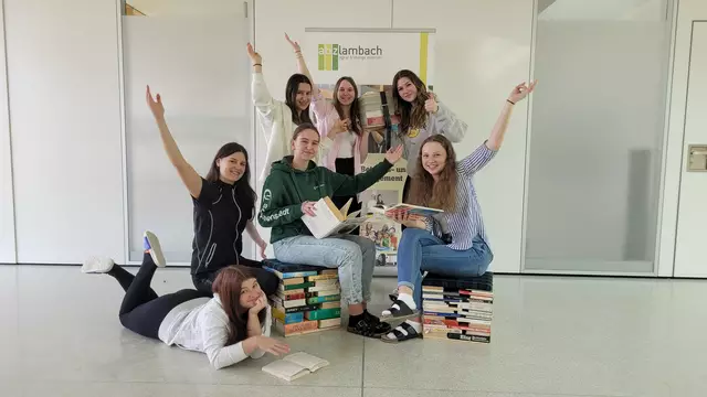 Mit dem Projekt „Vom Bücherwurm zum Bücherturm“ holten sich die Mädels der FR Hauswirtschaft den Bundessieg beim Nachhaltigkeitsaward 2025. | Foto: Ziegelbäck