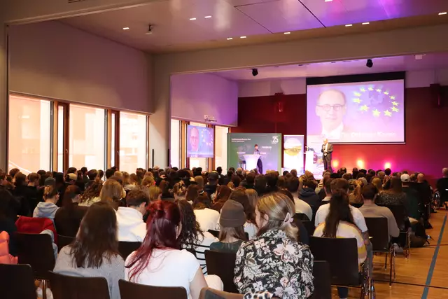 Zahlreiche Interessierte hörten Karas bei seinen Ausführungen über Europa gespannt zu.  | Foto: Nimpf