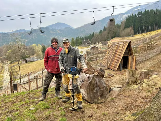 Die Arbeiten im Wolfsgehege gehen in die Zielgerade: Josef Kühberger (li.) und Uwe Raith arbeiten mit viel Engagement an der Fertigstellung des neuen Geheges. | Foto: Wilder Berg/Kaserer