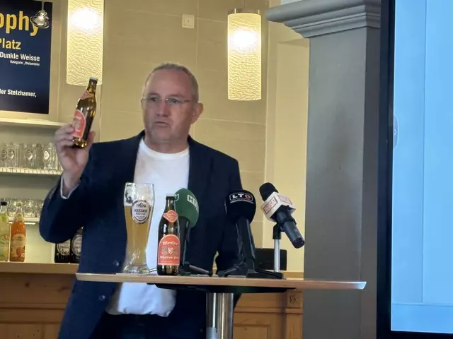 Christian Aigner präsentiert die neue 0,33-Liter-Mehrweg-Glasflasche. | Foto: MeinBezirk Ried/Wiesbauer