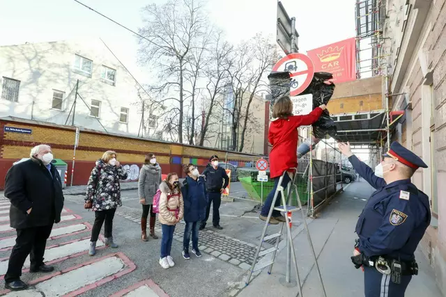 Seit März 2021 gilt der Bereich vor der Volksschule in der Wichtelgasse als Schulstraße. Nun soll die Straße noch sicherer werden.  | Foto: Mobilitätsagentur Wien/Christian Fürthner