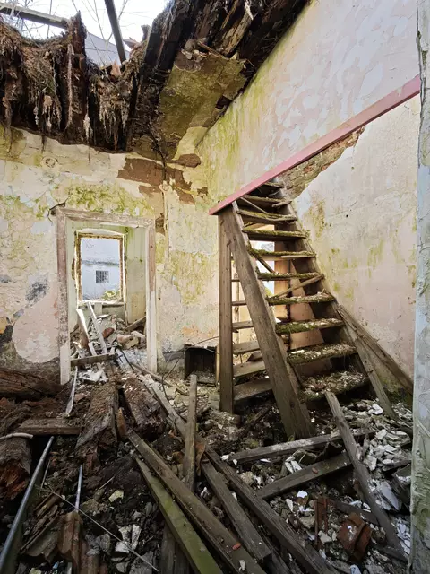 Leider ist von dem Elternhaus meines Vaters nichts mehr zu retten. Es verfällt komplett. | Foto: Julia Winkler