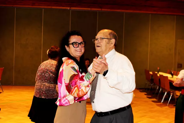 Rechts: Sepp Schneider - einer der Mitbegründer des Stammtisches mit Tochter - Gerlinde Lanzenlechner