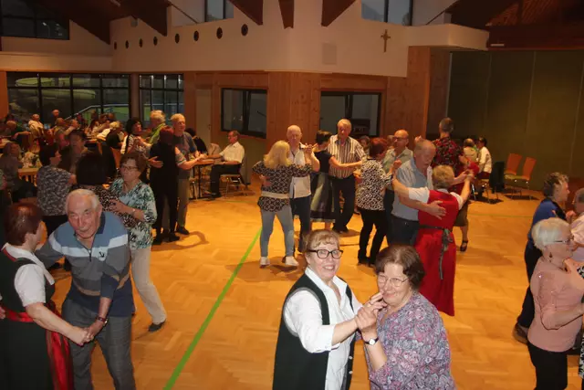 Die Frau in der Mitte mit weißer Bluse ist Vroni Posch, die für jeden Stammtisch - "kostenfrei" für den Tischschmuck sorgt !!!!!!!!!!!  Großes DANKE DAFÜR !!!