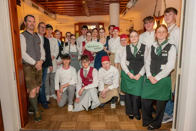 Alle Beteiligten Tourismuschülerinnen und -schüler mit Thomas Hopfeld/ Dreikönigshof (ganz links) u Harald Pollak/ Niederösterreichische Wirtshauskultur. | Foto: NÖ WHK/J. Ehn