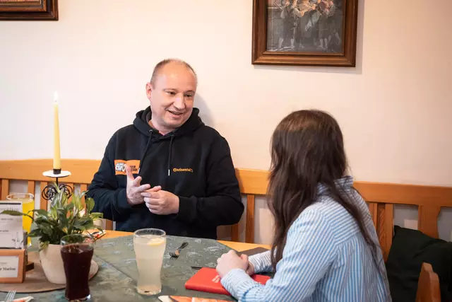 Thomas Dworschak versucht, seinen Kunden zum Reifen ein "Rundum-Paket" zu liefern. Die Firma darf sich bald über ein Jahrhundert freuen.  | Foto: Zemasch