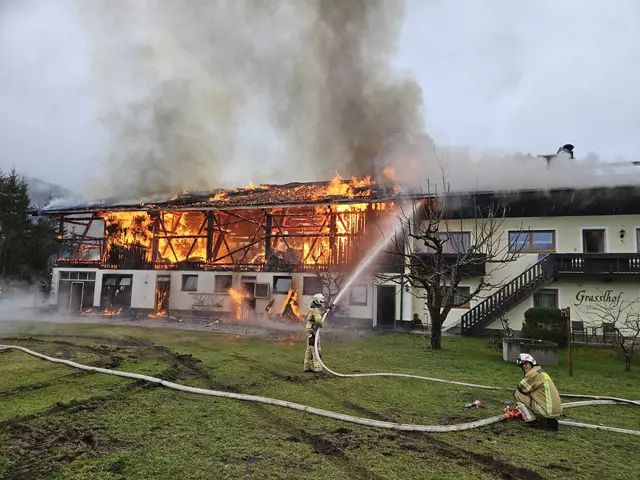 Am Samstag am Nachmittag kam es bei einem Bauernhof in Westendorf zu einem Brand. Der Großeinsatz der umliegenden Feuerwehren gestaltete sich wegen der Abgelegenheit des Hofs als schwierig. | Foto: Zoom.Tirol
