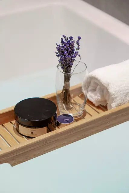 Der Lavendel ist für seine beruhigende Wirkung bekannt und hilft nachweislich beim Stressabbau.  | Foto: Unsplash/Benjamin Cheng