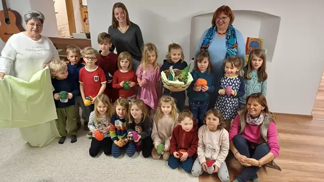 Die Trachtengruppe Oberschlierbach hat wieder fleißig gespendet. Diesmal übergab sie Bastel- und Spielsachen im Wert von 300 Euro an den Wurzelkindergarten. | Foto: Trachtengruppe Oberschlierbach