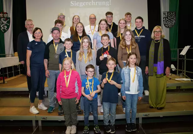 Anwesende Klassensieger Bezirkscup: Richard Postl (Bambini) Lisa Kandlbauer, Alexander Doppelhofer (U8), Nina Kandlbauer, Leon Breitegger (U10), Magdalena Jäkel, Raphael Wilfinger (U12), Katharina Jäkel, Johannes Pötz (U14), Anna Bauer, Julian Kolb (U16), Clara Sophia Wilfinger, Angelina Runge, Alexandra Hofer, Daniel Feldhofer, Lukas Mantsch, Michael Mantsch, Philipp Kerschbaumer, Daniel Pichler | Foto: zVg