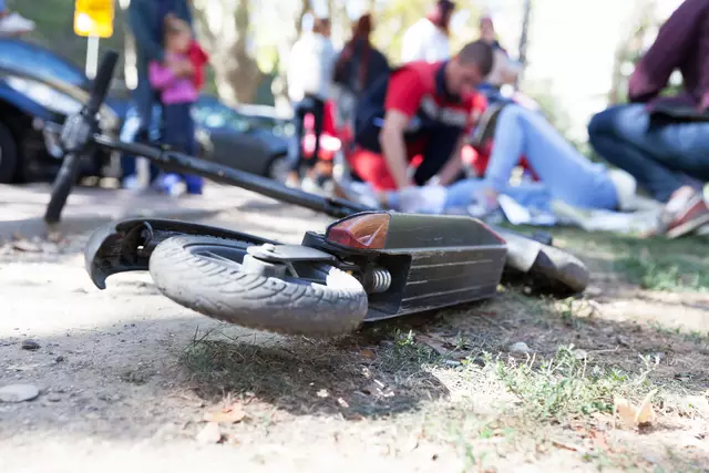 Bei einem Unfall zwischen einem 9-jährigen E-Scooter-Fahrer und einem Auto in Absam am Dienstag wurde der Bub schwer am Bein verletzt. | Foto: panthermedia/Wellphoto (Symbolbild)