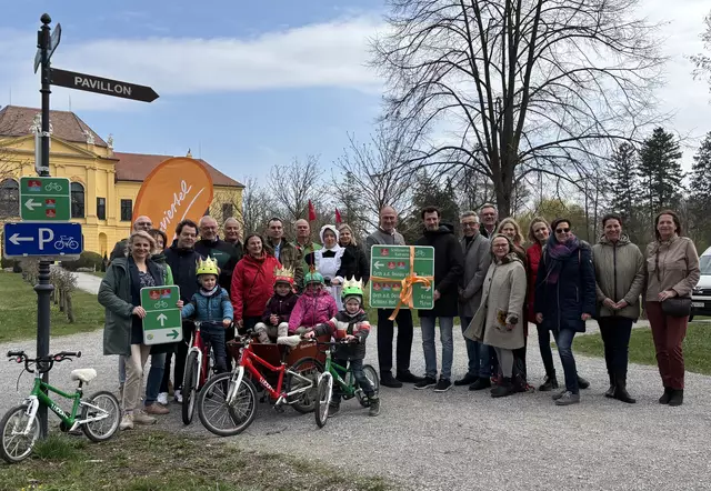 Mit einem gemeinsamen Festakt im Schloss Eckartsau wurde die neue Beschilderung der Radrouten im Marchfelder Schlösserreich offiziell eröffnet. | Foto: Rahel Mold