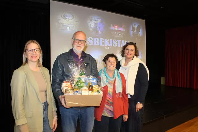 Marlene Maschek (l.) und Elisabeth Kalteis-Wetchy (r.) von der Gesunden Gemeinde Scheibbs gratulierten dem Referenten Peter Löwenstein und seiner Gattin Henriette zum gelungenen Vortrag. | Foto: Statdgemeinde Scheibbs