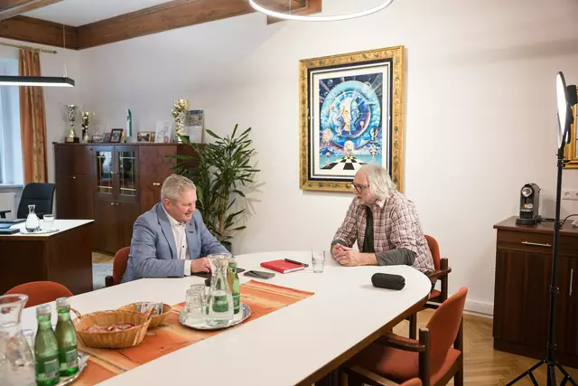 Zu Besuch im Kindberger Rathaus: Redakteur Markus Hackl im Gespräch mit Bgm. Christian Sander. | Foto: Martin Meieregger