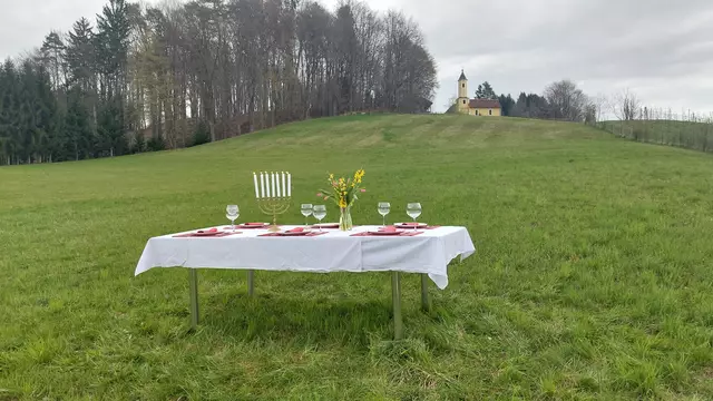 Dieser festlich gedeckte Tisch wird am 17. April ab 16 Uhr im GEZ in Gleisdorf stehen.  | Foto: zVg