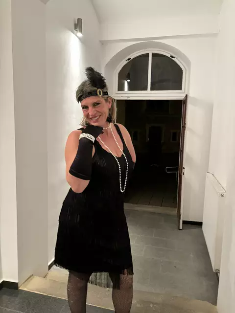 Die Besucherinnen und Besucher waren teilweise im Stil der 1920er gekleidet. | Foto: Rebekka Sadiki-Peckary