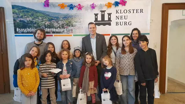 Die Kinder und Jugendlichen der Freiraumschule Kritzendorf planen ein Straßenkunstprojekt mit Kunstmarkt am Stadtplatz in Klosterneuburg. Dafür haben sie bei Christoph Kaufmann (ÖVP) um Genehmigung vorgesprochen. | Foto: Freiraumschule Kritzendorf