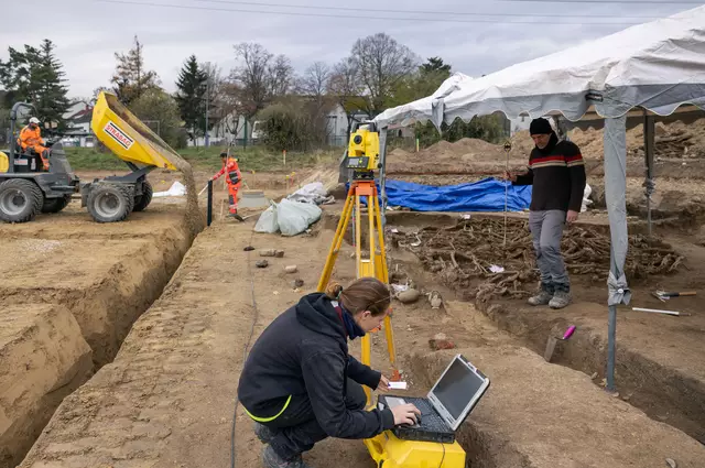 Die Bauarbeiten am Ostbahn XI-Gelände sollten sich durch die Ausgrabungen nicht verzögern.  | Foto: Reiner Riedler, Wien Museum